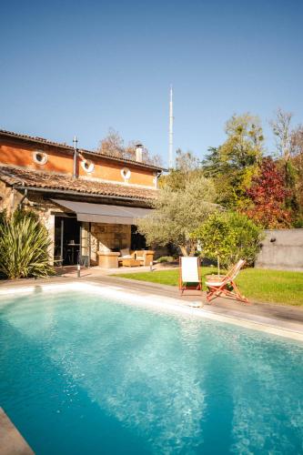 une piscine devant une maison dans l'établissement La Métairie De Terrefort, à Bouliac