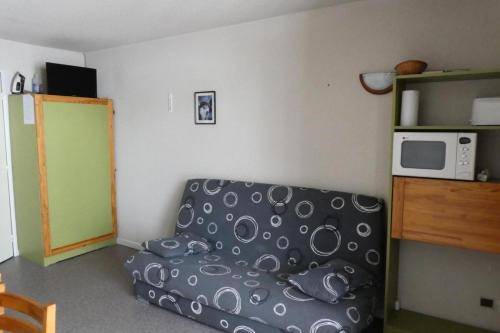- un salon avec un canapé et un four micro-ondes dans l'établissement Résidence Comete - Appartement 4 couchages bien situé dans la station de Réallon 221C MAE-8861, à Réallon