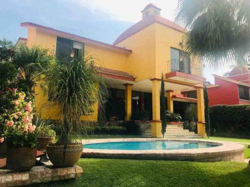 a house with a swimming pool in front of it at Casa Pino Residencia de Lujo - Alberca con Caldera Incluido in Cuernavaca