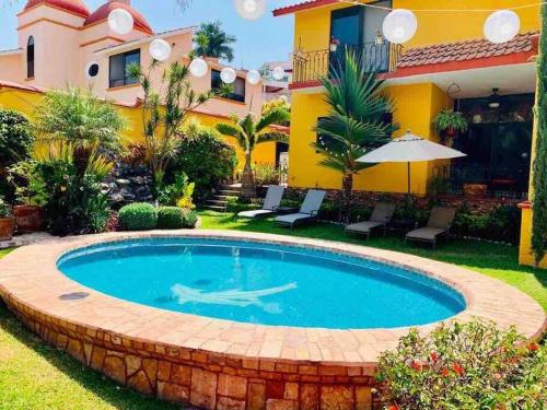a swimming pool in the yard of a house at Casa Pino Residencia de Lujo - Alberca con Caldera Incluido in Cuernavaca