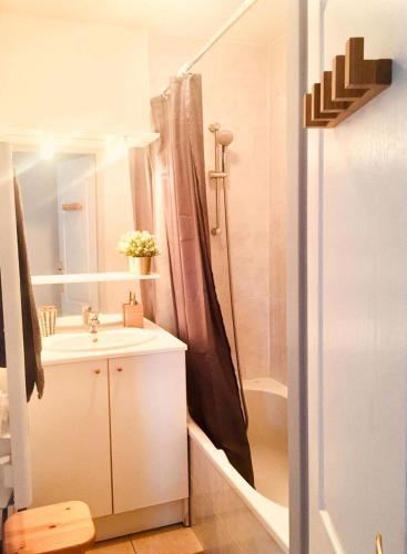 une salle de bain avec un lavabo et une douche dans l'établissement Résidence Gardette - Magnifique T2 dans la station de Réallon de 6 couchages A14 MAE-8901, à Réallon