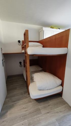 une chambre avec deux lits superposés dans une pièce dans l'établissement Bois d'aurouze superdevoluy pied des pistes 6 couchages, à Saint-Étienne-en-Dévoluy