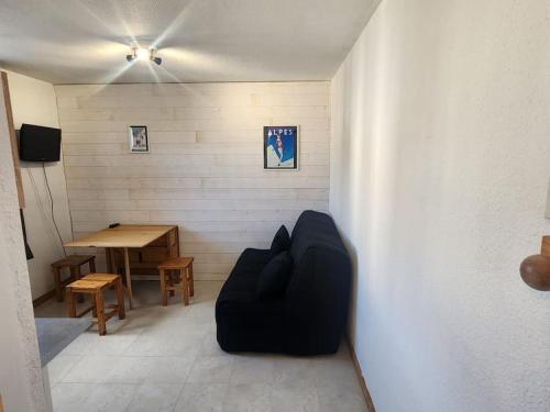 TV a/nebo společenská místnost v ubytování studio ski aux pieds avec parking couvert