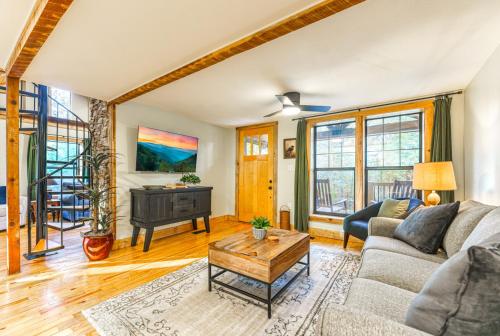 Televiisor ja/või meelelahutuskeskus majutusasutuses Cozy Cabin in the Woods w/ Playroom, Deck & Lounge