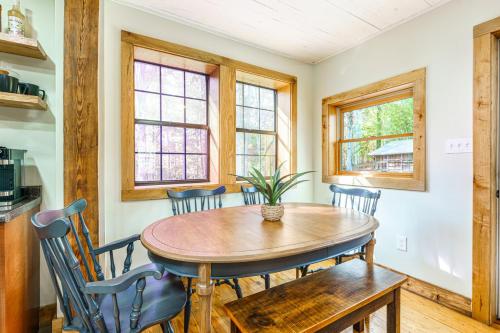 Foto sihtkohas Knoxville asuva majutusasutuse Cozy Cabin in the Woods w/ Playroom, Deck & Lounge galeriist