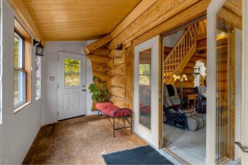 Posezení v ubytování Authentic lofted log cabin with hot tub