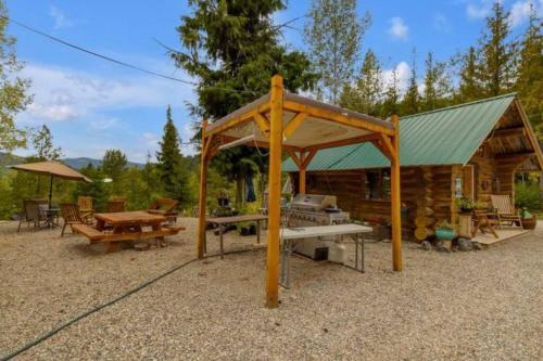 Fotografie z fotogalerie ubytování Authentic lofted log cabin with hot tub v destinaci Kelowna