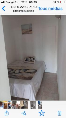 une photo d'un lit dans une chambre dans l'établissement Appartement T 2 meublé sur canal, à Palavas-les-Flots