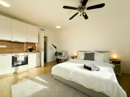 プラハにあるVila Viniceのベッドと天井扇風機のある寝室