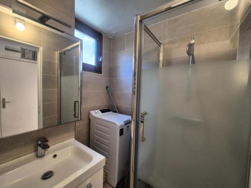 une salle de bain avec douche et lavabo dans l'établissement Résidence Grandes Platieres 2 - Appartement lumineux · Proche pistes et commerces MAE-1761, à Tignes