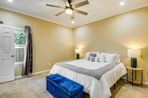 Postel nebo postele na pokoji v ubytování Pet-Friendly Home 2 Miles to Lake Conroe!