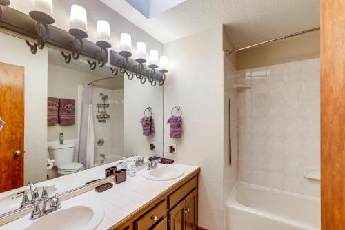 卡尔斯巴德Lakefront Unit with Dock in Carlsbad!的配有两个水槽、一个浴缸和一面镜子的浴室