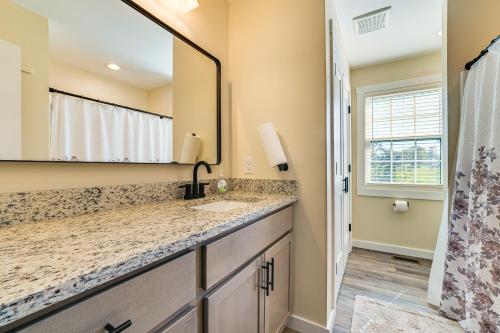 Ένα μπάνιο στο Kentucky Lake Home with Shared Dock!