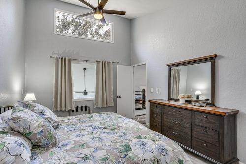 Voodi või voodid majutusasutuse Fireplace, Deck and Grill Lake Ozark Family Retreat toas