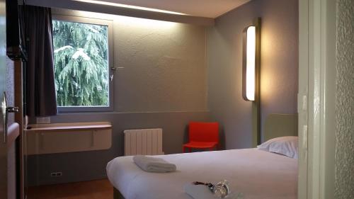 Un pat sau paturi într-o cameră la Hotel Inn Design Moutiers