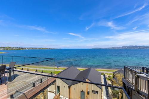 ein Blick auf das Meer von einem Gebäude aus in der Unterkunft Lakefront Large Deck Area Spa Pool in Taupo