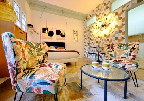 un salon avec deux chaises et une table dans l'établissement Patachou - Rouen hyper centre, à Rouen