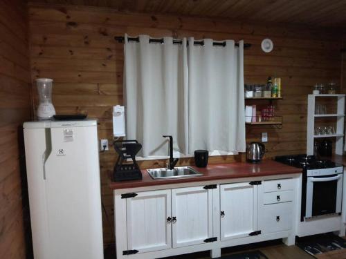 Dapur atau dapur kecil di Sítio Colibri - casa inteligente