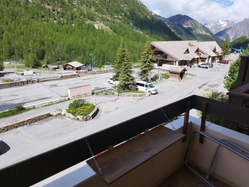 - un balcon avec vue sur une ville et un parking dans l'établissement studio centre station, à Isola
