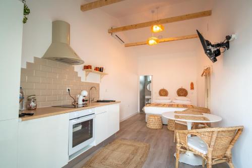 a kitchen and living room with a table and chairs at Casa do Rio in Nazaré