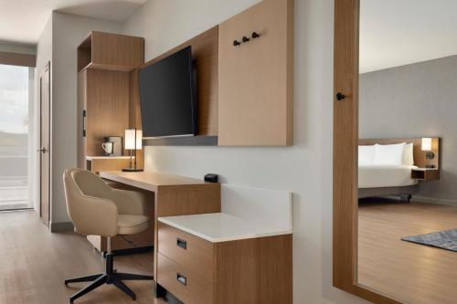 Postel nebo postele na pokoji v ubytování Hyatt Place Windsor