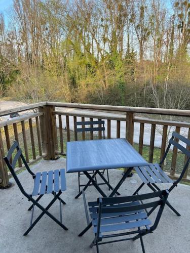 a blue picnic table and two chairs on a deck at Beaune Levernois, appartement 1 chambre canapé lit in Levernois