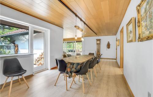 a dining room with a table and chairs at Gorgeous Home In Nørre Nebel With Wifi in Nørre Nebel
