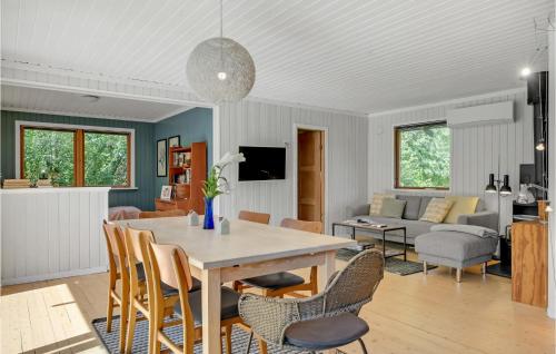 Televisyen dan/atau pusat hiburan di Cozy Home In Gilleleje With Wifi