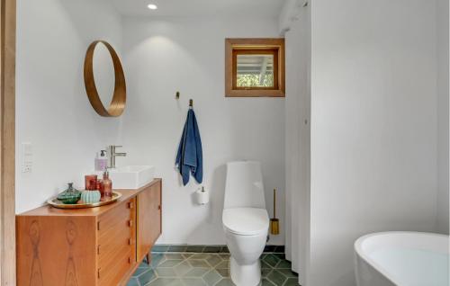 Bilik mandi di Cozy Home In Gilleleje With Wifi