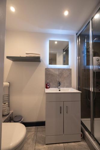 Ένα μπάνιο στο Modern 2 Bed Apartment in Bicester Town Centre