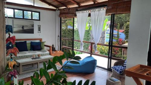 Tropical - Airy, open plan apartment in heart of Santa Teresa