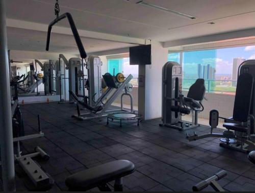 une salle de sport avec des équipements cardio dans un bâtiment dans l'établissement West Flat Studio30 na Nova Betânia - INNOVA, à Mossoró