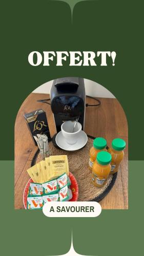 un bureau, une soucoupe, une cafetière et quelques plats dans l'établissement Superbe T2, rénové, calme, à Villeurbanne