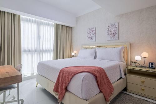 Postel nebo postele na pokoji v ubytování Upscale City Center Condo