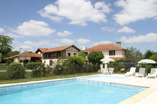 uma piscina em frente a uma casa em Aou Carde em Lagarde-Hachan
