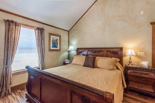 une chambre avec un grand lit et une fenêtre dans l'établissement Appian Way Oliva Cottage, à Fredericksburg