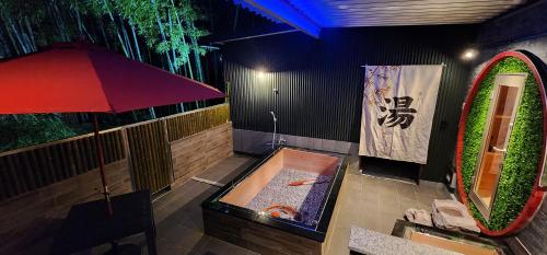 a room with a bath tub with a fish in it at あかがね荘別邸 in Sumino