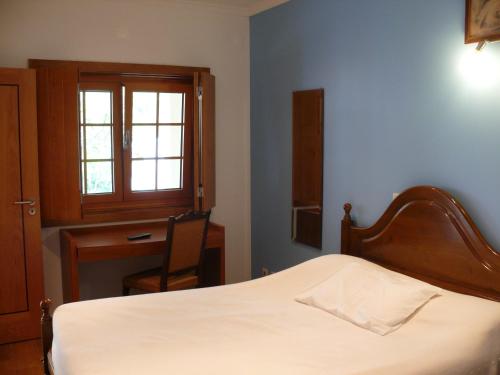 Tempat tidur dalam kamar di Quintas do Valbom e Cuco