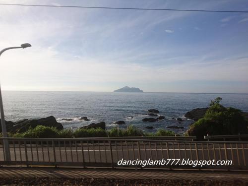 a view of the ocean with an island in the distance at 大溪漁港蜜月灣Luna民宿2號館 in Toucheng