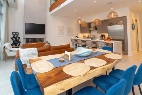 Η κουζίνα ή μικρή κουζίνα στο Luxe Retreat at Friday Harbour
