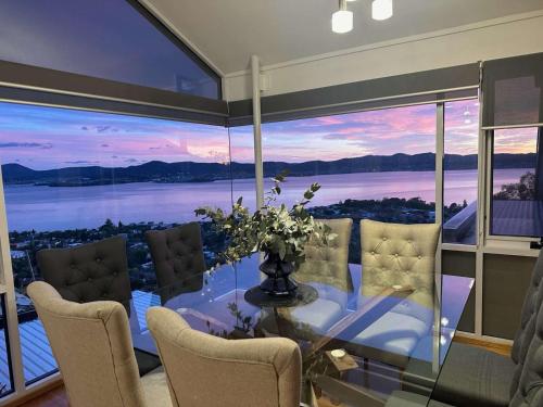 Φωτογραφία από το άλμπουμ του Luxury on the Derwent Family home with Hot Tub στο Sandy Bay