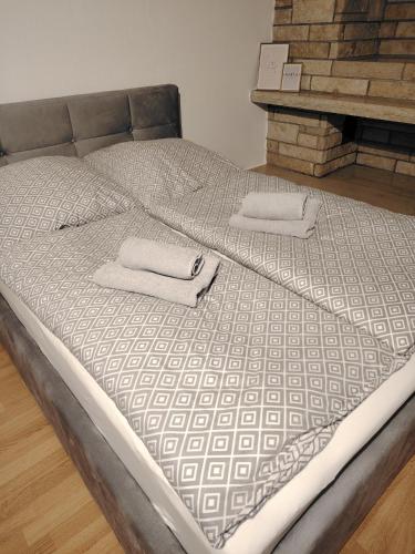 a bed with two towels on top of it at geräumige 4 Zimmer Wohnung mit Balkon in Altendorf