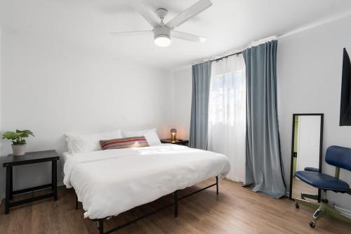 a bedroom with a bed and a ceiling fan at The Tempe Tango POOL and SPA Cute House in Tempe