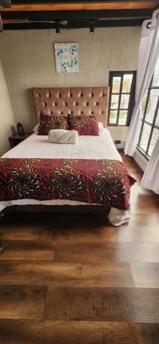 a bedroom with a large bed with a wooden floor at Apartamento Industrial tipo Loft in Circasia