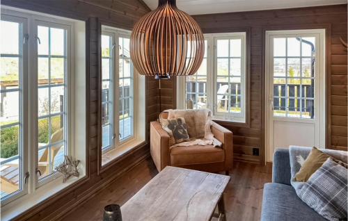 een woonkamer met een tafel en een kroonluchter bij 5 Bedroom Beautiful Home In Gol in Golsfjellet
