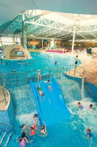 Πισίνα στο ή κοντά στο Family Caravan Sandhills 117