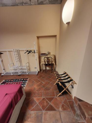 a room with a bed and a table and a chair at B&B L'Argonauta in Cremona