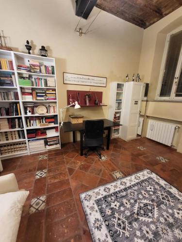 a living room with a desk and book shelves at B&B L'Argonauta in Cremona