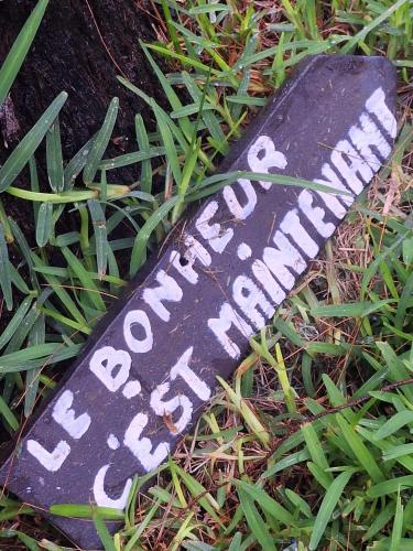 a sign laying in the grass with the words picnic barbecue at Love Room Les sens'même in Bouloupari