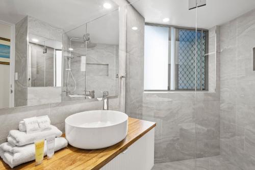 bagno con lavandino bianco e doccia di Malibu Apartments a Mooloolaba